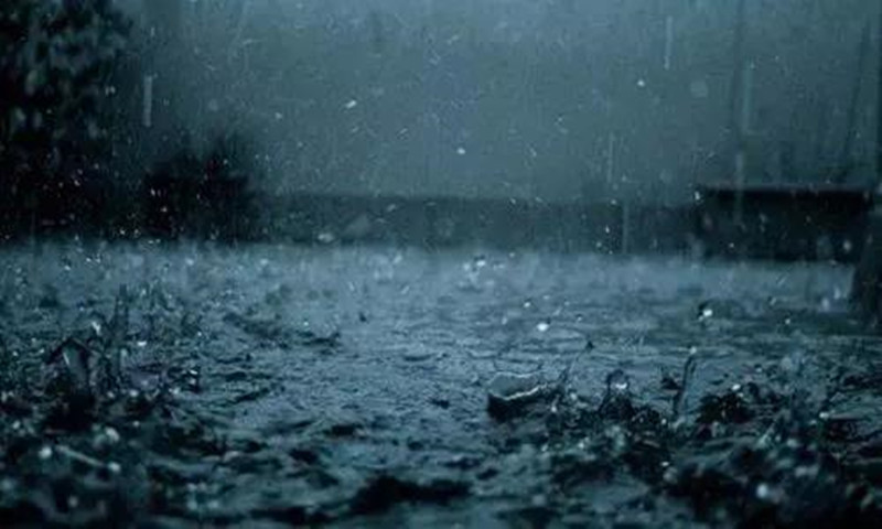 天上下雨地上滑,自己滑倒自己爬!