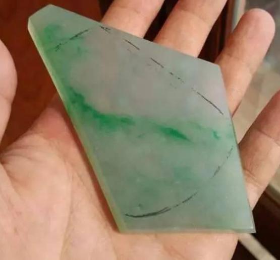 一片翡翠片料的雕刻成品过程