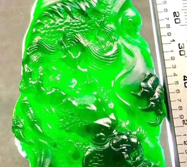 墨翠打灯显绿色