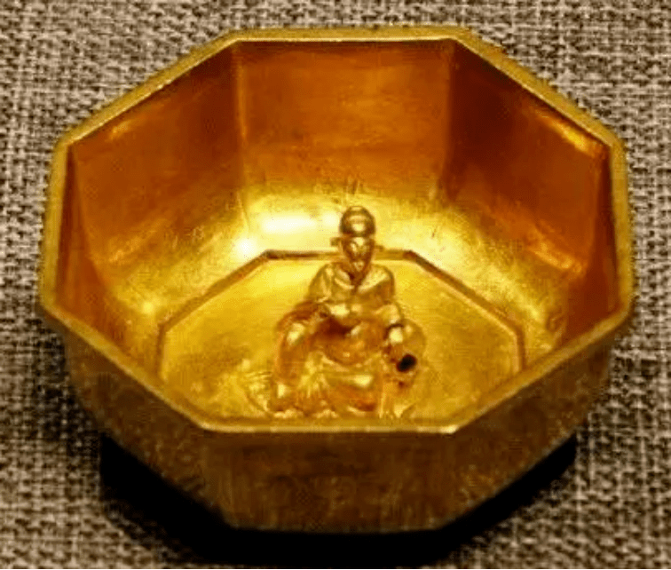 金酒盅里坐个小金人是谁?专家至今没搞清楚