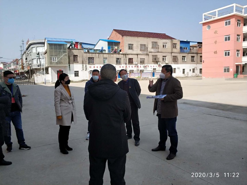 裕安区副区长郑敏,教体局张局长到固镇镇中心校检查疫情防控及线上