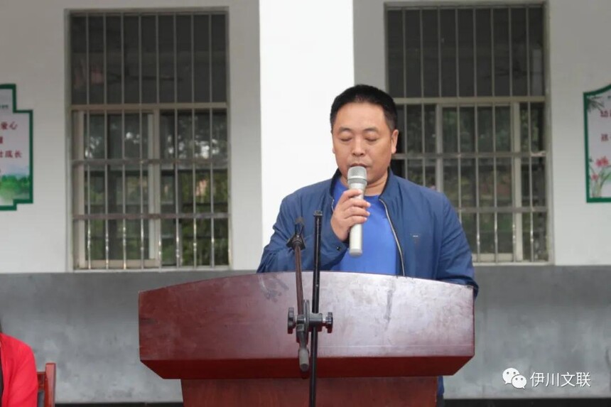 中共伊川县委常委,宣传部长武平乐致贺信(县作协副主席李向前宣读)