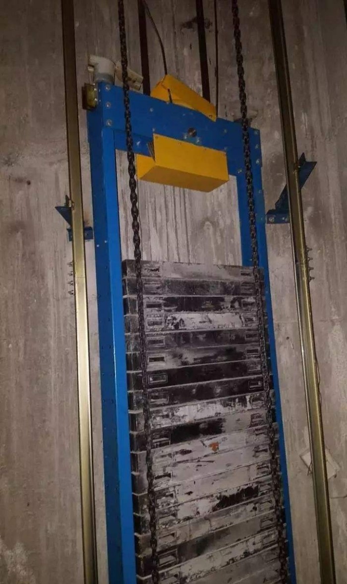 门扇与门楣,门扇与门口处轿壁,门扇下端与地坎的间隙,乘客电梯不应