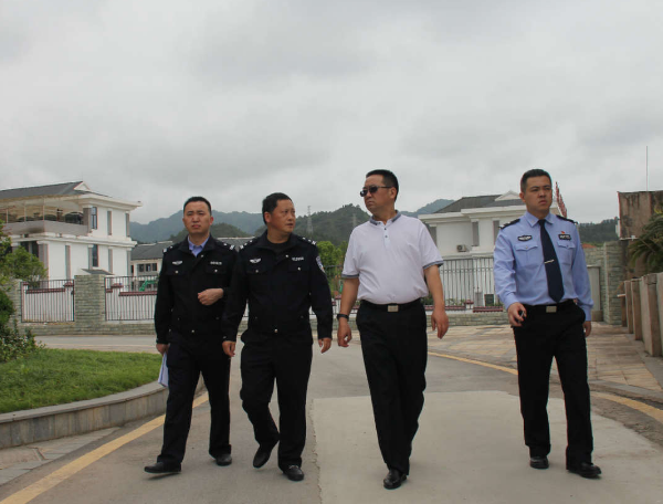 余庆县公安局局长王富华一行到交警 大队调研指导 "放管服"改革工作