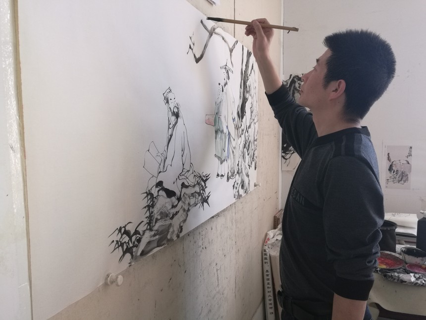 张春晖在进行人物画创作