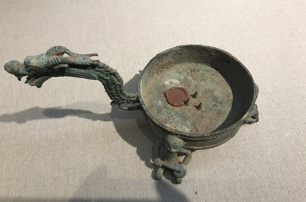 汉   龙柄人形三足青铜行灯(天水成纪博物馆藏)