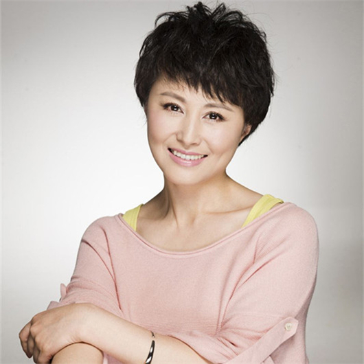 李小冉主演的年代剧《姐妹兄弟》中饰演李小冉的妈妈周丽萍