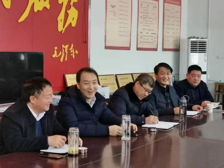 南阳市宛城区副区长陈明远与贫困户欢度冬至