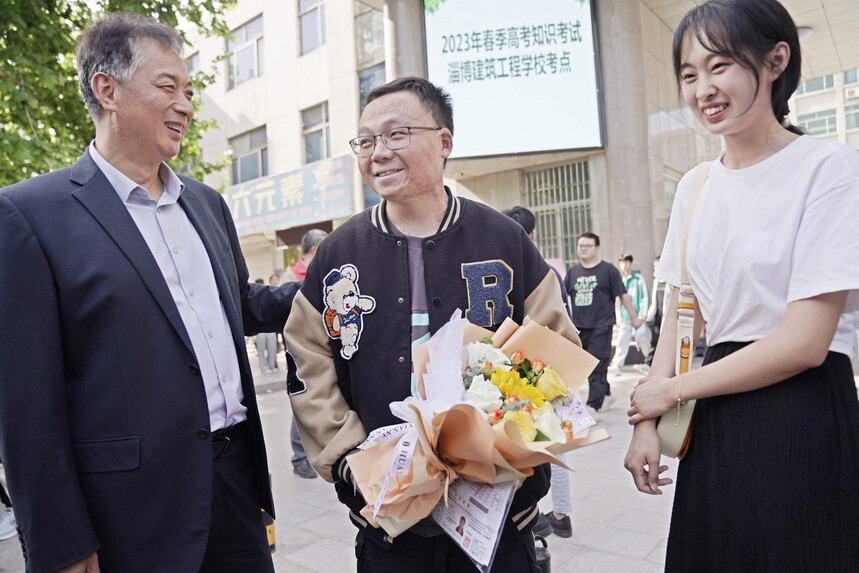 20230507  祝贺燕弘历顺利完成春季高考_副本.jpg
