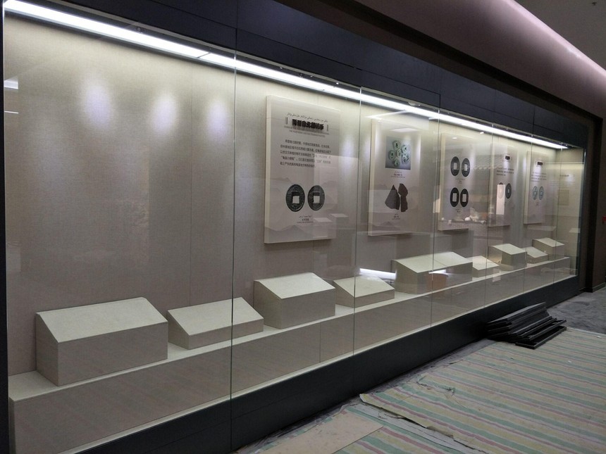 木质烤漆展柜使用如何去除柜内气味_深圳市艺臻艺术展示有限公司