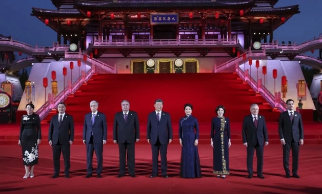 习近平和彭丽媛为出席中国―中亚峰会的中亚国家元首夫妇举行欢迎仪式和欢迎宴会并共同观看演出