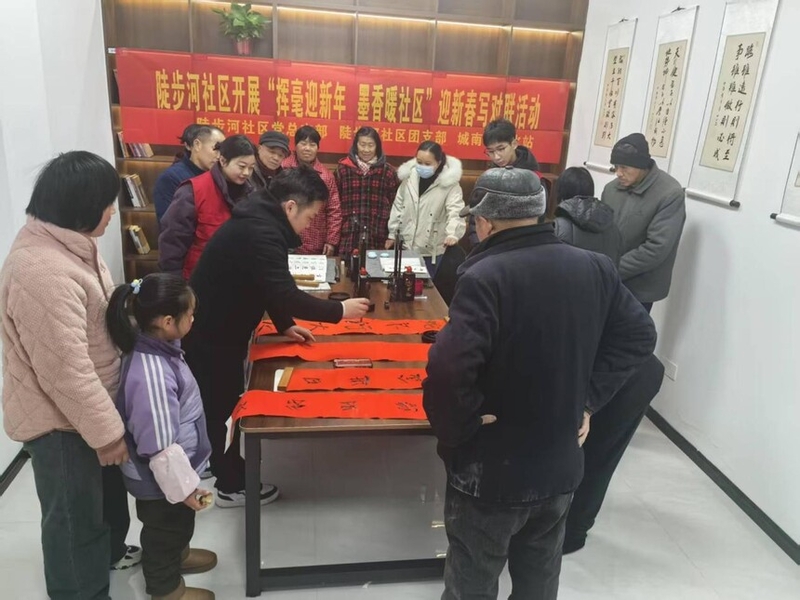 送春联活动丰富乡村文化生活