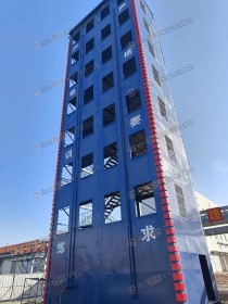 仰视八层训练塔的高度