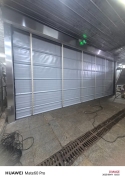 大連喜科門業(yè)有限公司為瓦房店中達(dá)食品廠車間定制安裝的兩堂PVC背帶堆積門