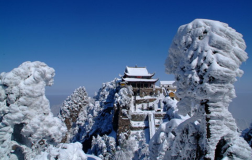 九华山景区雪后盛装 八方游客享冬游乐趣