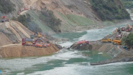 雅礱江流域水風光一體化基地兩座大型水電站同步截流