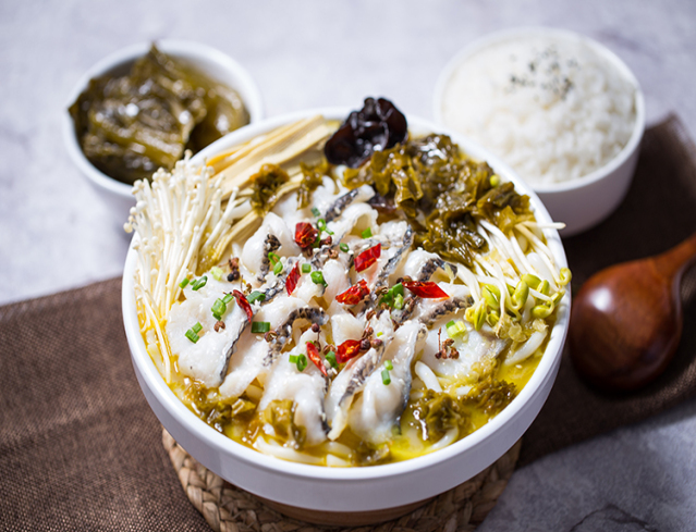 酸菜鱼也称为酸汤鱼,是一道源自重庆的经典菜品,以其特有的调味和独特