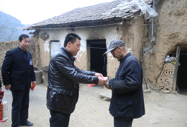 慰問(wèn)柳灣村貧困戶(hù)