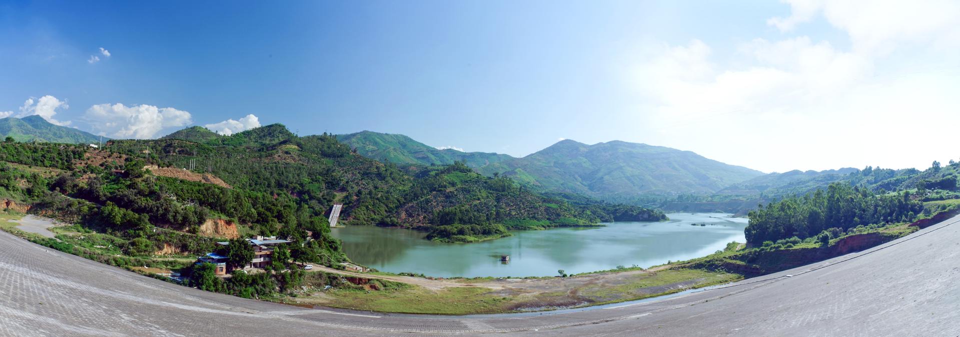 372梅子箐水库全景