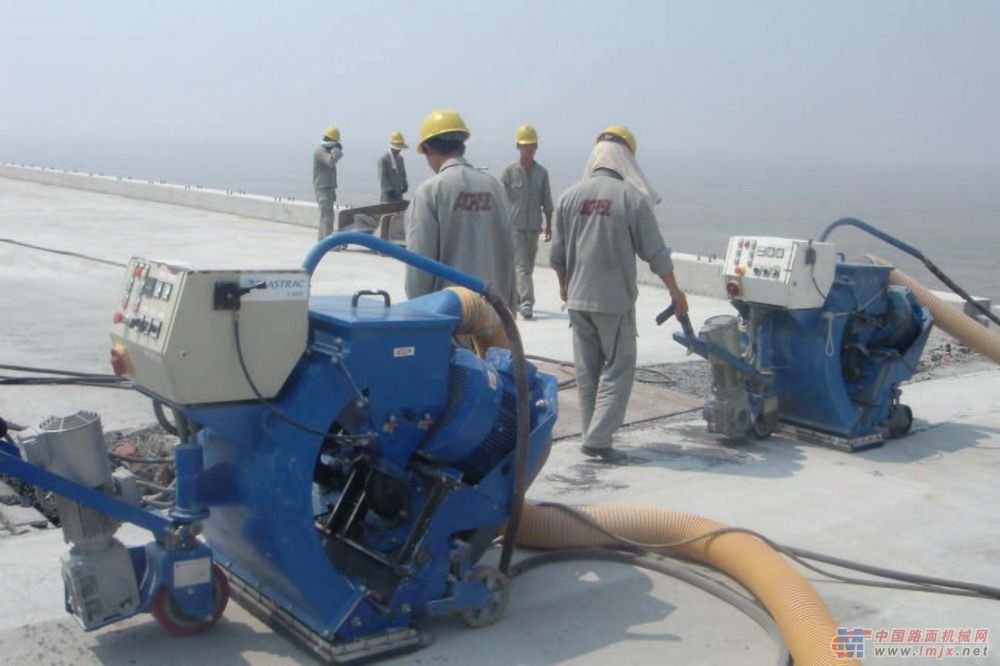 路面抛丸机正在施工