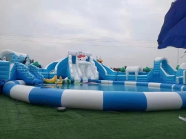 危險警報!充氣城堡被風吹落湖中,家長們該如何保護孩子?