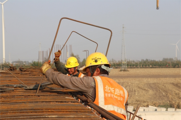 2.ͼΪ����·�ż��ű����ڽ���˾�����޹̸��ٹ�·TJ04��ͬ����Ŀ�²��ṹ�������ڽ��������ֽװ��ҵ����̩�� �㣩_����.jpg