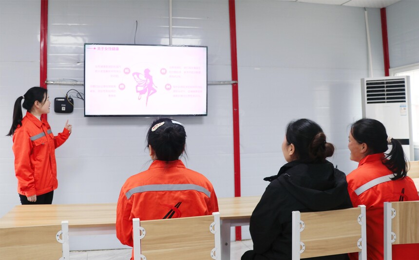 3.����·�ż��ű����ڽ���˾�޹̸��ٹ�·TJ04��ͬ����Ŀ��ŮС���鳤����ΪŮְ���ǽ���Ů��֪ʶ����С��������̩�� �㣩.JPG