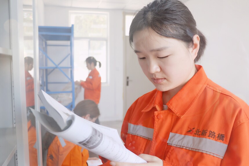 1.ͼΪ����·�ż��ű����ڽ���˾�����޹�4����ĿŮְ��������ְ�������Ķ��������Լ�ϲ�����鼮����̩�� �㣩.JPG