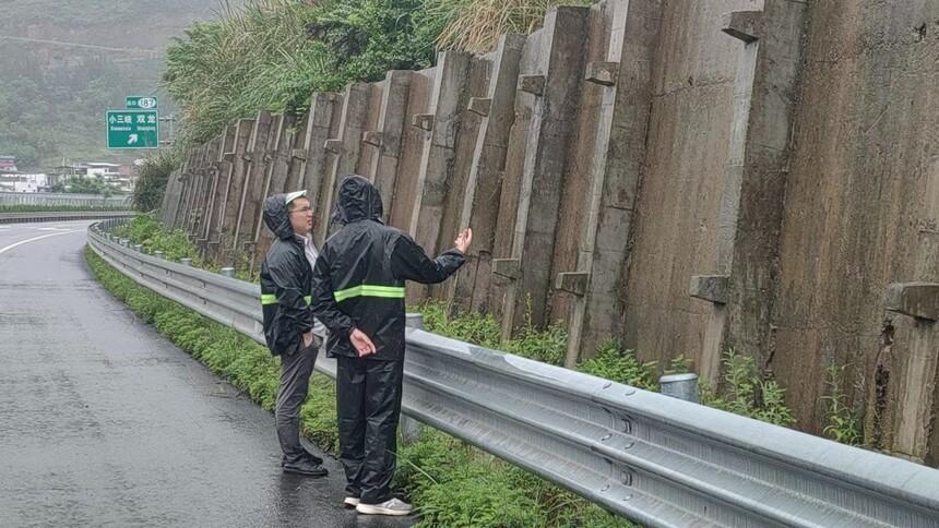 ͼΪ�����쳿��˾������ԱѴ��ð��Ѳ�飬�˻������Ų�����������  ��Ӱ��.jpg