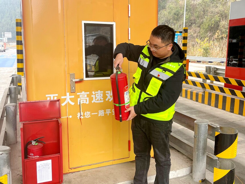 ͼΪ�����쳿��˾��Ա�ɲ������ڼ����ڶ��״�����շ�վ�������Ľ��м�飨�  �㣩.jpg