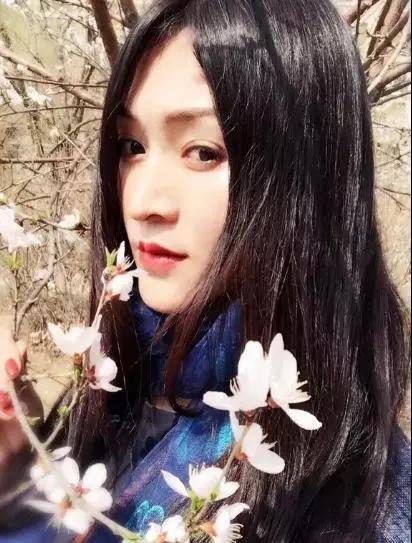 诗人唐月:我手无寸铁,但拳头多汁多肉