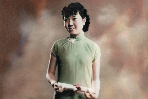 杨苡17岁时自己上色的绿色旗袍照2.jpg
