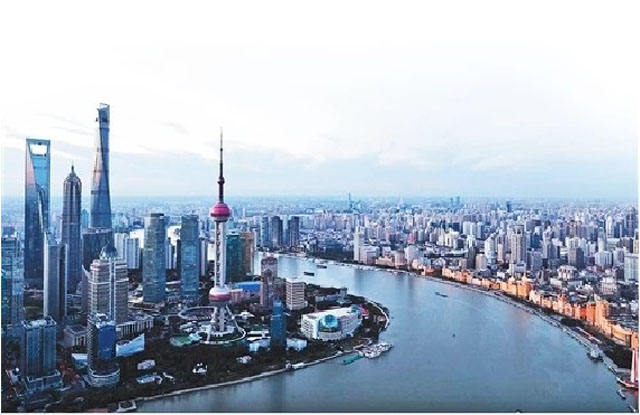 从上海浦西白玉兰广场顶楼俯瞰晨曦中的外滩.jpg