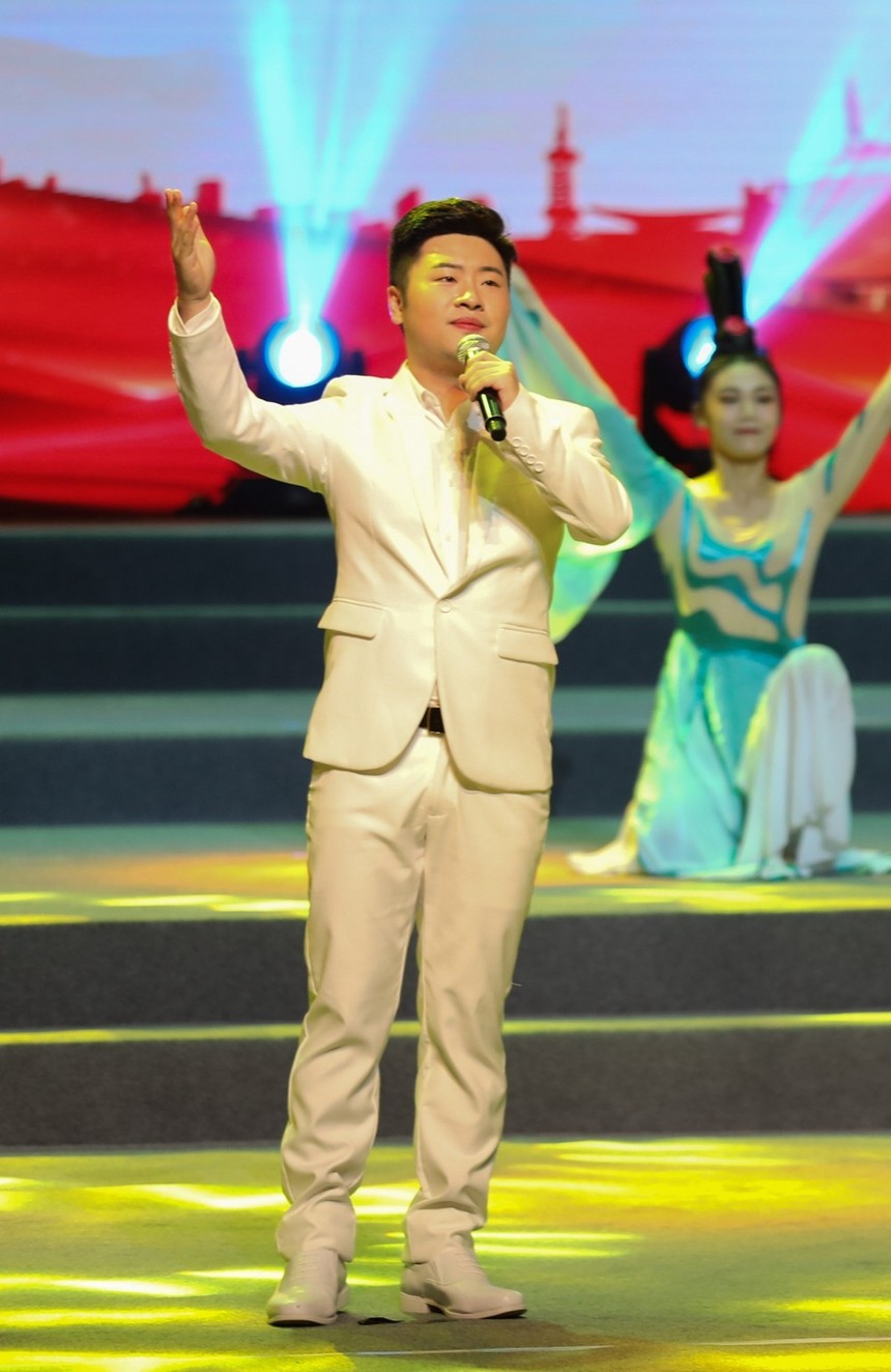 厦门歌手李卓骏