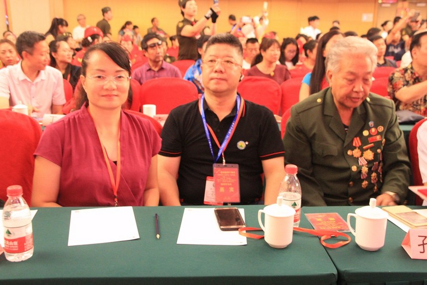 《砺巴寨》在中央电视台举办的新闻发布会,与澳门法制报齐立成社长,老