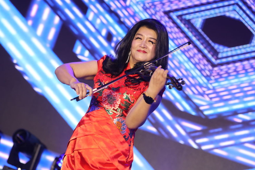 王晓萌电子小提琴独奏光辉岁月燃烧热情2021福建省演艺设备技术协会