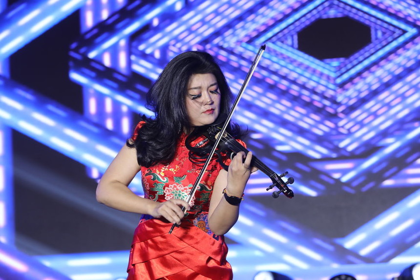 王晓萌电子小提琴独奏光辉岁月燃烧热情2021福建省演艺设备技术协会