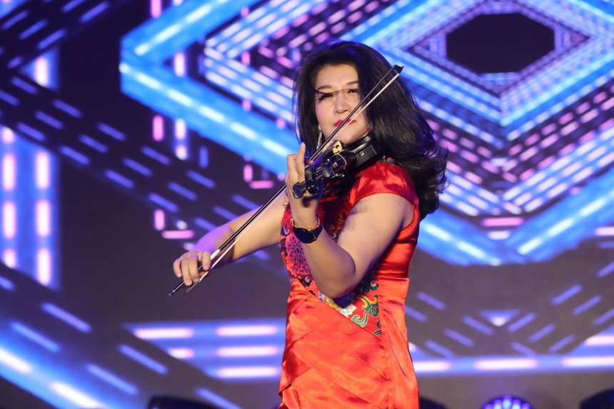 王晓萌电子小提琴独奏光辉岁月燃烧热情2021福建省演艺设备技术协会