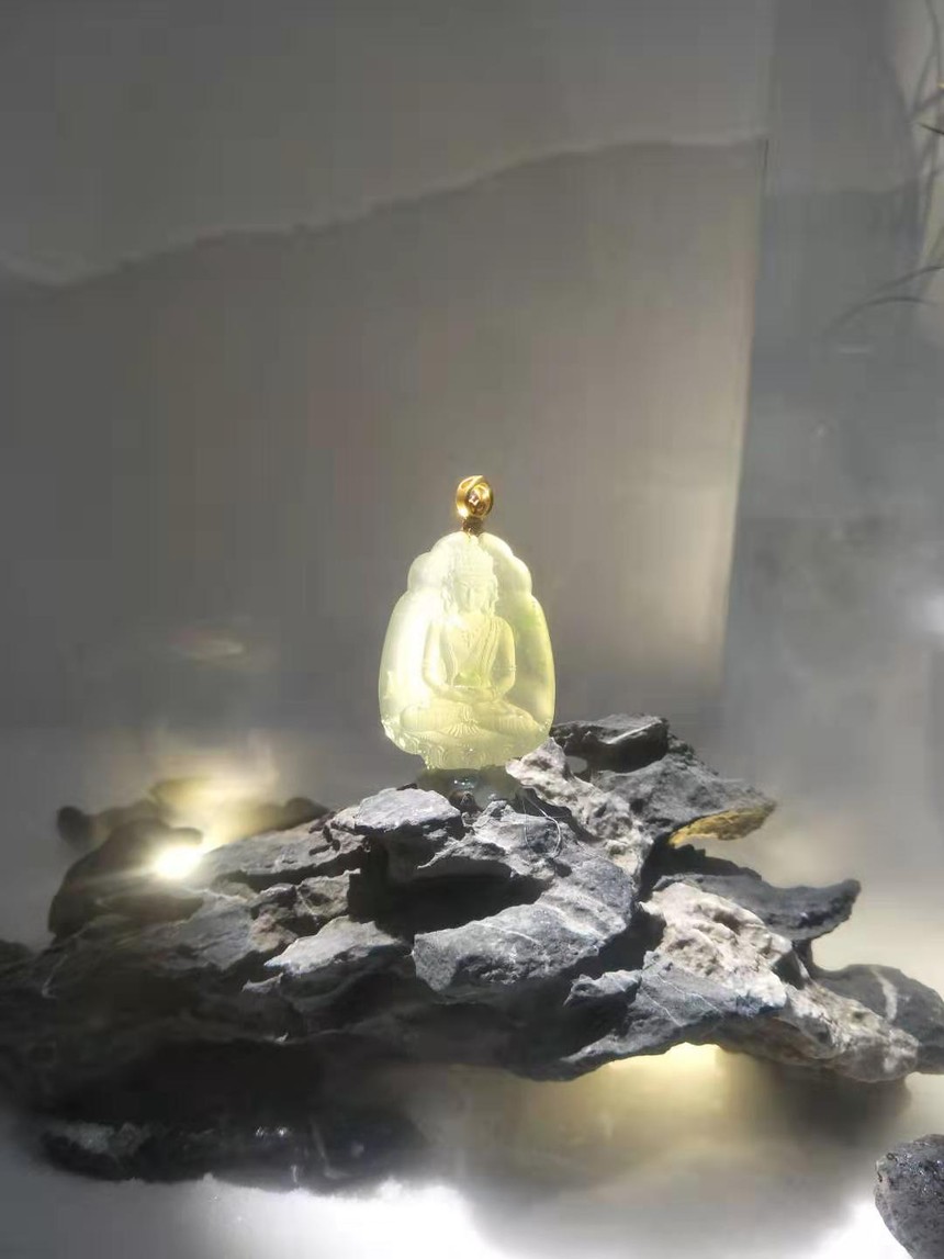 翡翠界的明星大师,师承大师张炳光,90后中的佼佼者,其作品工艺精湛