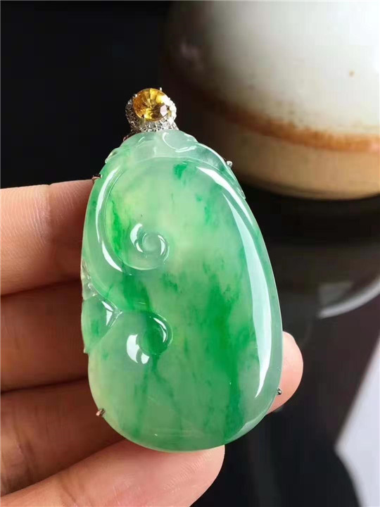 玉赏:内部有"金丝"的金丝种翡翠