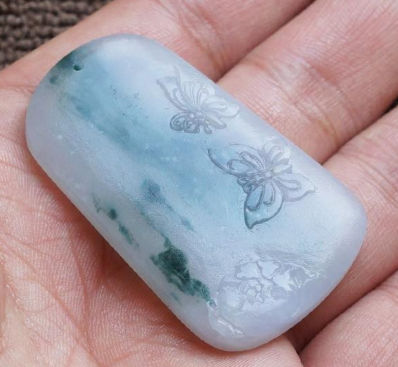 这件作品,玉雕师发挥了想象,充分利用翡翠天然的色彩,配合雕刻图案