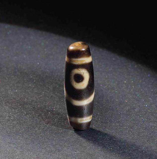 天珠又叫「天眼珠」,主要的产地在西藏,不丹,拉答克等喜马拉雅山域,是