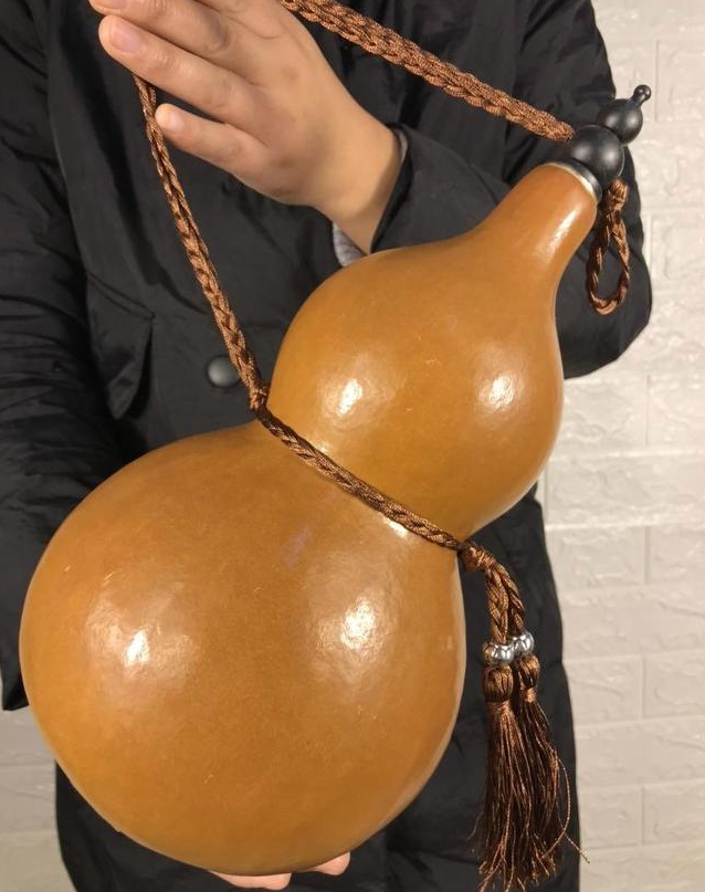 比如葫芦刚采摘是不能上油的,必须要晒过一段时间之后,内部的水分蒸发