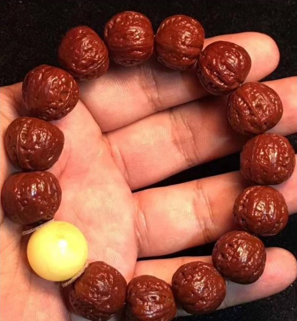三,盘文玩核桃手串与盘文玩核桃一样吗?