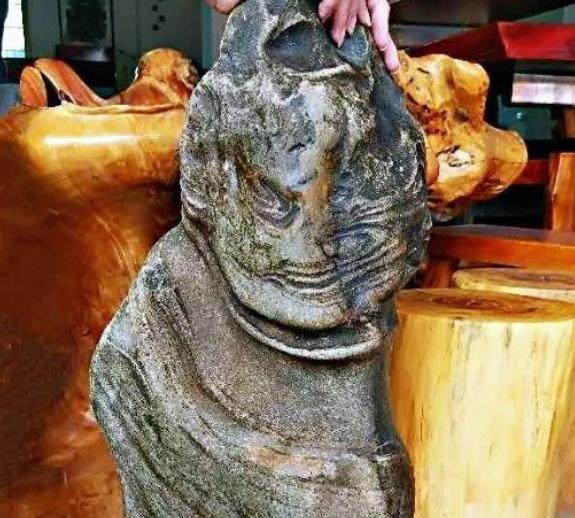 男子钓鱼捡到一块像人脸的奇石专家鉴定之后直接摊在地