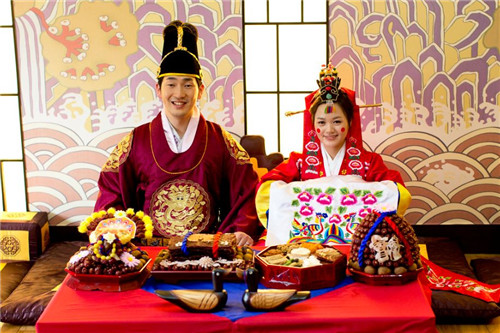 韩国: 传统服饰佩戴龙簪