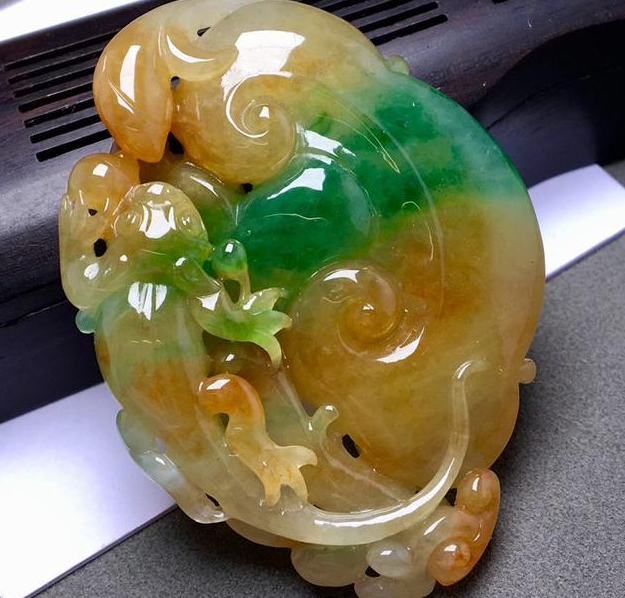 让我们一起走进黄加绿翡翠的世界