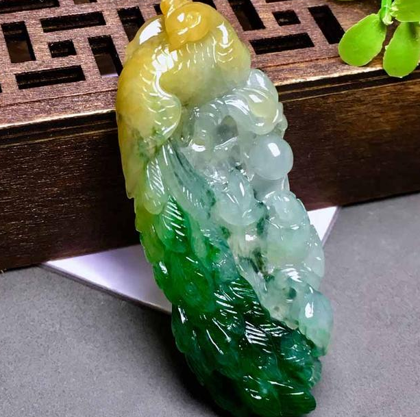 让我们一起走进黄加绿翡翠的世界