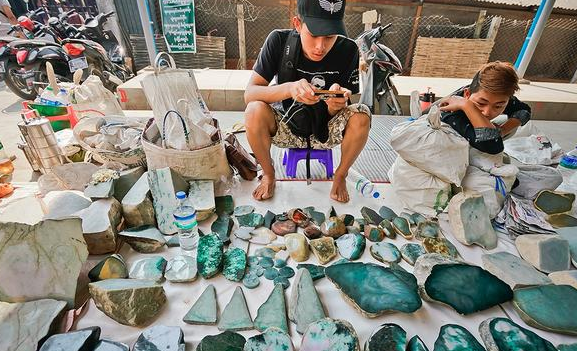 探访缅甸最大翡翠市场,跌眼镜,翡翠摆满地摊卖,满是中文主播们
