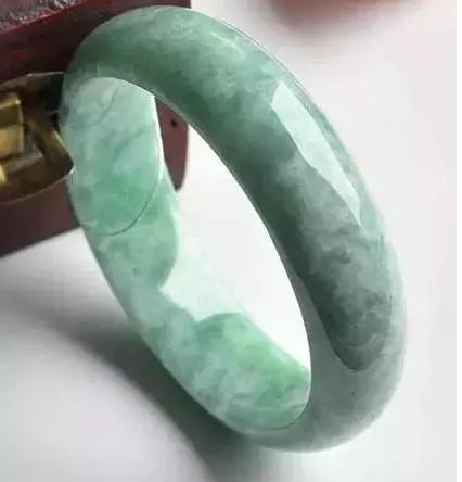 虽说翡翠"十有九豆",但豆种翡翠的这些常识你不一定了解